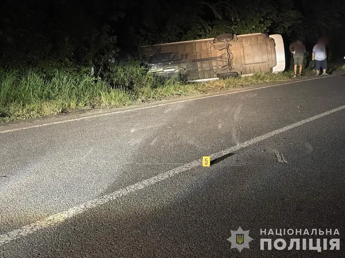 На Вінниччині перекинувся автобус з дітьми – є травмовані (фото)