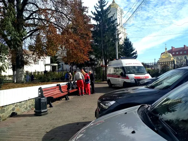 На Театральному майдані до чоловіка викликали швидку (фото)