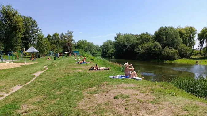 Через кишкову паличку на двох пляжах Луцька заборонили купатися (відео)