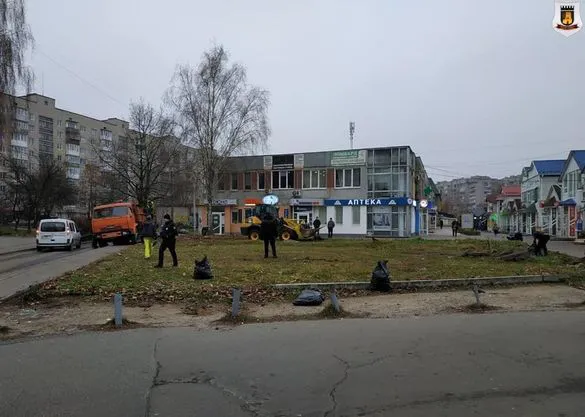 У Луцьку знесли стару огорожу біля «Гостинця» (фото)