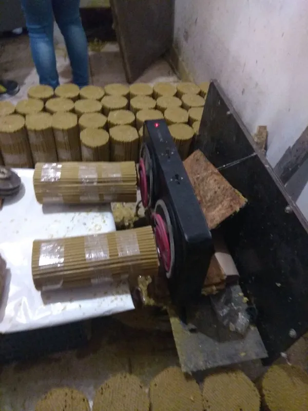 Луцький мінізавод, де лише один працівник, за день виготовляє 50 тисяч свічок (фото)
