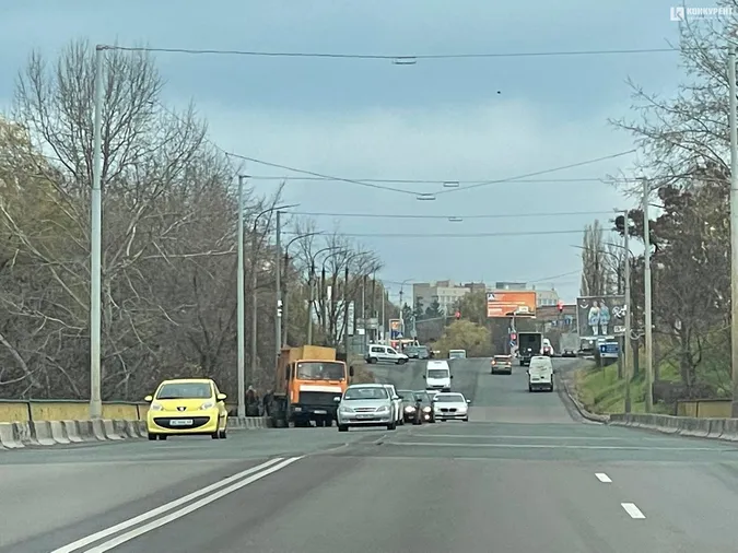 На рованцівському мості у Луцьку цілу ніч стояв зламаний сміттєвоз (фото)