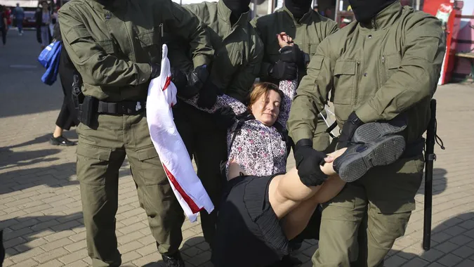 У Білорусі затримали понад сто учасниць жіночого маршу