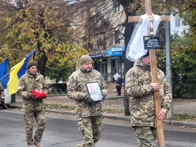 Багато квітів та сліз: у Ковелі попрощалися із захисницею Мариною Ізотовою (фото)