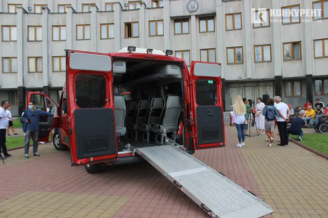 У Луцьку спортсменам з інвалідністю урочисто вручили мікроавтобус (фото)
