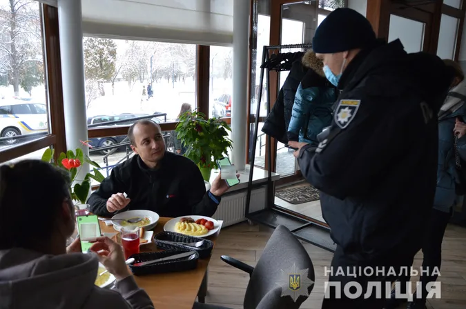 У Луцьку шукали підроблені ковід-сертифікати у барах і магазинах (фото, відео)