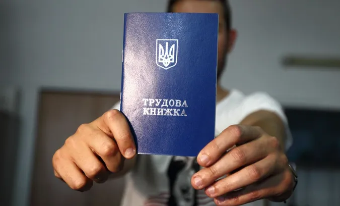 Як відновити втрачену трудову книжку: які документи офіційно підтверджують стаж