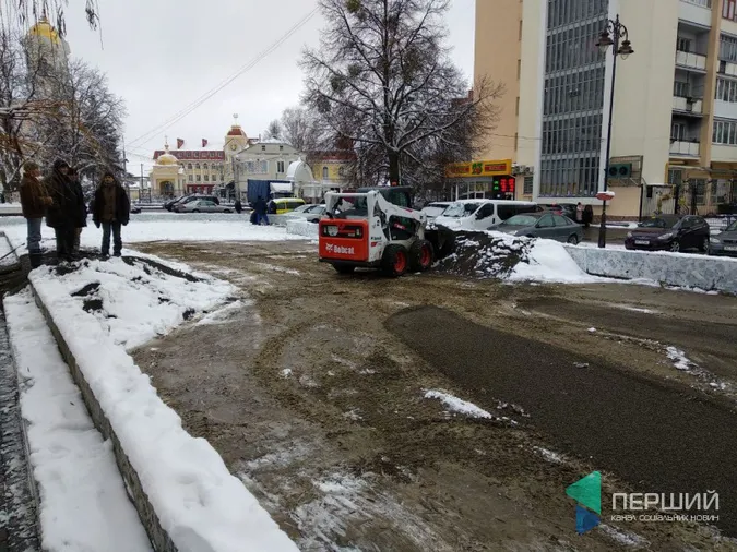 На Театральному майдані встановлюють новорічну «цікавинку» (фото)