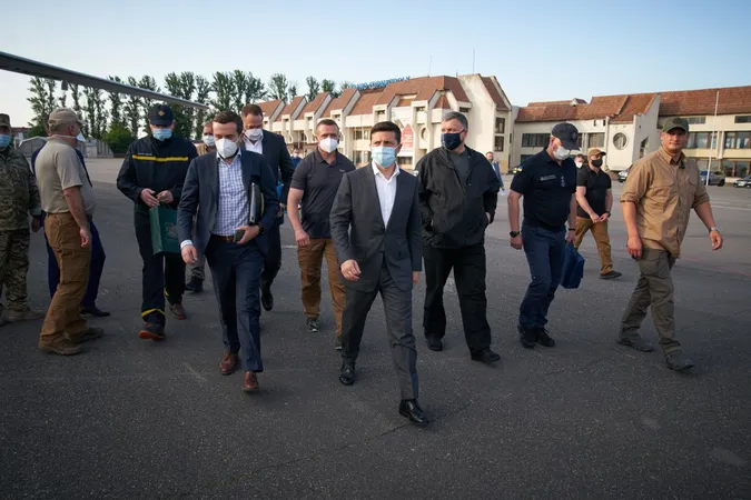 «Найголовніше – допомогти людям», – Зеленський на затопленій Івано-Франківщині