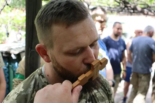 Сповідь, причастя й освячені паски: «волинська сотка» зустріла Великдень на передовій (фото)