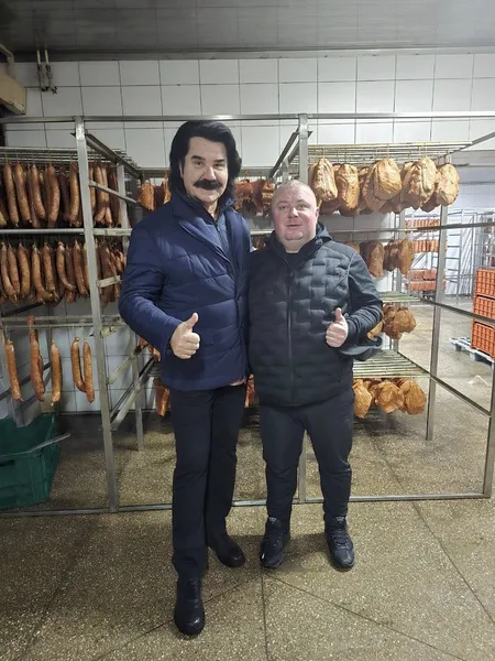 Павло Зібров наївся тростянецьких ковбас: чи сподобались вони співаку (фото)