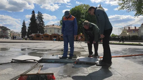 У Луцьку чистять фонтани: чи можна в них купатися (фото, відео)