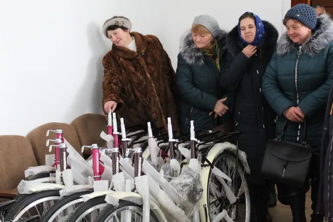 На Волині соцпрацівникам вручили велосипеди (фото)