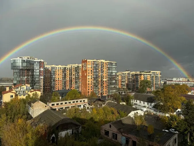 🌈У Луцьку після дощу виглянула аномальна веселка (фото)
