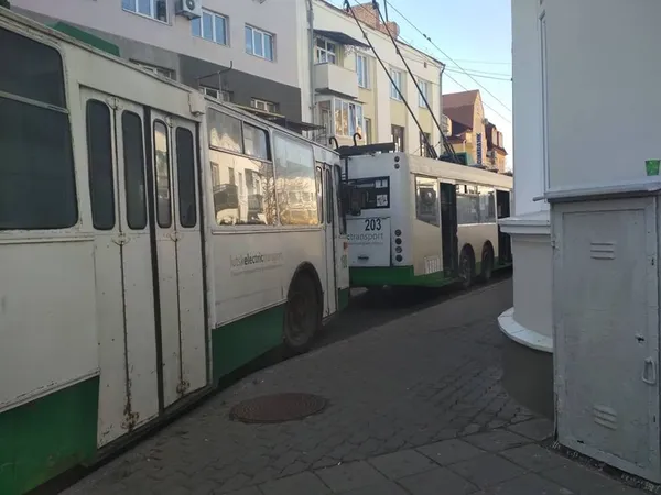 У центрі Луцька зупинилися тролейбуси (фото, відео)