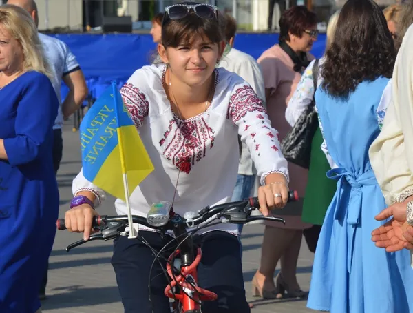 Велосипедисти у вишиванках кружляли Луцьком (фото)