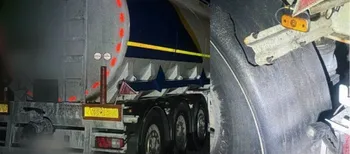 Збив огорожу та втік: поблизу Луцька патрульні розшукали п'яного водія вантажівки (фото)