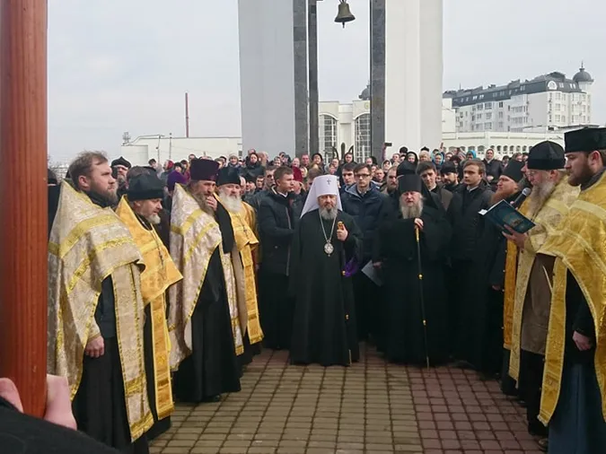У Луцьку прихильники УПЦ (МП) просять захисту (фото, оновлюється)