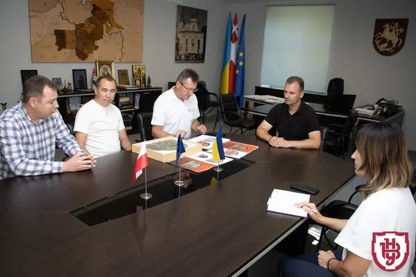 Волинські студенти під час розкопок знайшли стилізований герб Володимира XVI-XVII століття (фото)