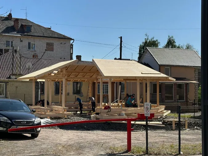 Станом на зараз на локації працюють будівельники.