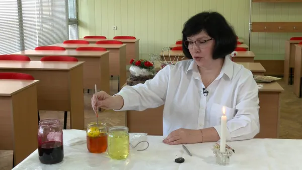 Оксана Самчук наносить жовту фарбу на писанку. Суспільне Луцьк