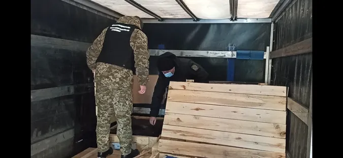 Волинські прикордонники не впустили до України заборонені автозапчастини (фото, відео)