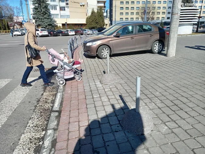 У центрі Луцька – нові обмежувачі руху (фотофакт)