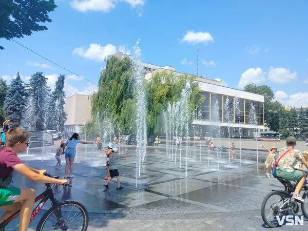 Як у луцьких фонтанах дітвора рятується від спеки