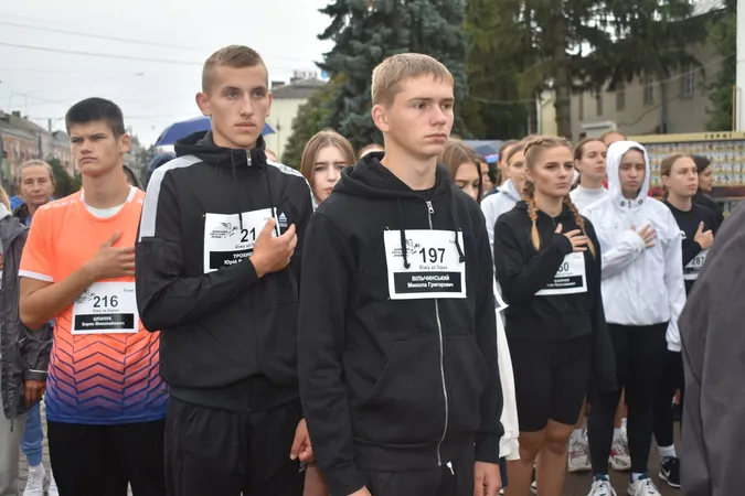 Понад 400 людей долучилися до патріотичного забігу в Луцьку (фото)