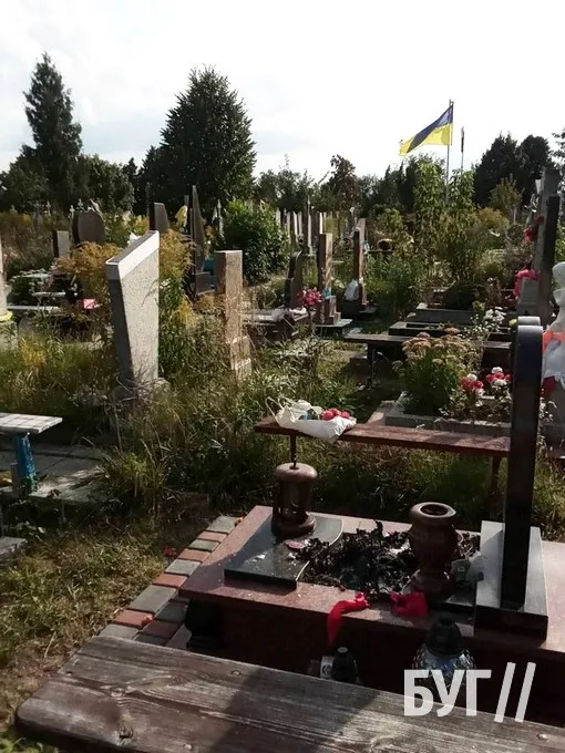 На Волині невідомі осквернили дитячу могилу: спалили на ній книгу та іграшку (фото)