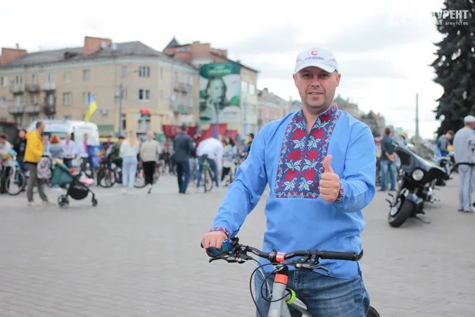 Шоломи і вишиванки: як у Луцьку минув велопробіг до Дня міста (фото, відео)