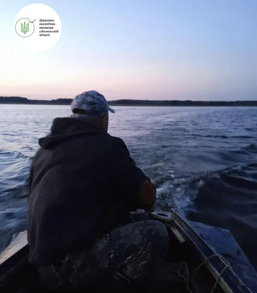 На Світязі інспекція відібрала у браконьєрів сітки (фото)