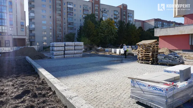 Робота кипить: як реконструюють площу перед РАЦСом у Луцьку (фото)