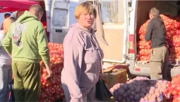 «Цибуля взимку буде 30-40 гривень»: що лучани скуповують на зиму на ринку (відео)
