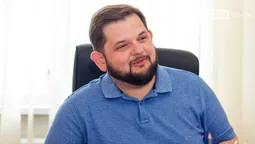 Блокнот із позолотою та особливе канцелярське приладдя: "кабінетний рай" помічника Луцького міського голови