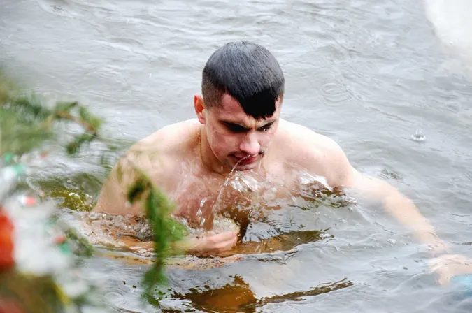Як у Луцьку віряни занурювалися на свято Хрещення (фото)