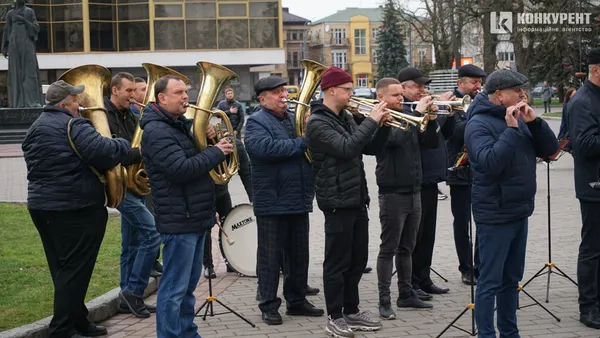 Він хотів би, щоб ми посміхались: Луцьк попрощався із Героєм Андрієм Романовим (фото)