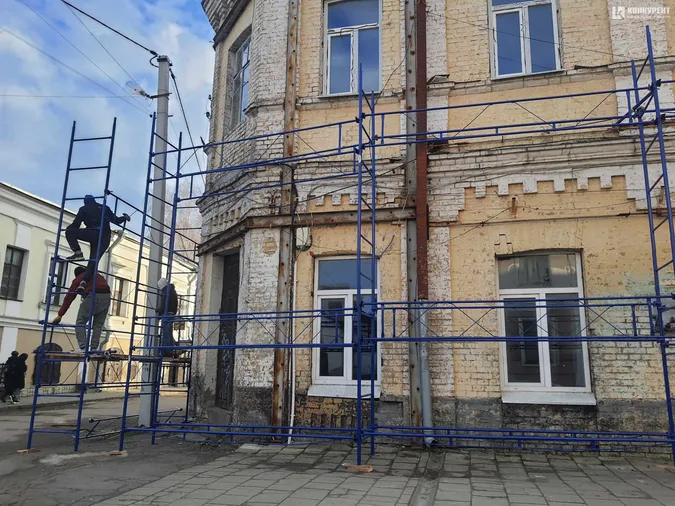 У Луцьку на будівлі Прайзлерів поспіхом облаштовують риштування (фото)