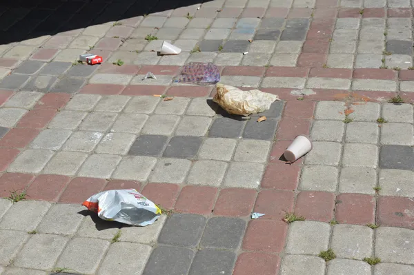 У Луцьку під стінами театру розвели свинство і матюкають театралів (ФОТО)