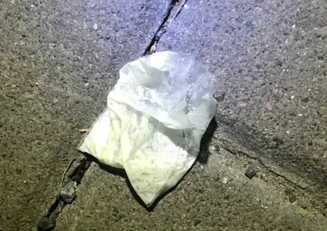 У Луцьку поліцейські перевіряли авто і знайшли наркотики (фото, відео)