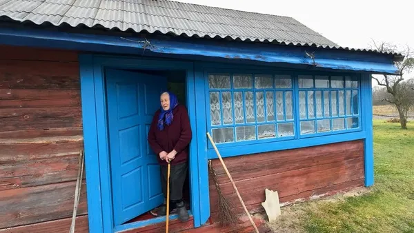 Марія Труш на порозі своєї хати
