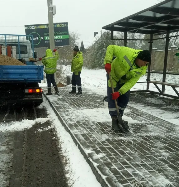 На дороги Волині випустили снігоприбиральну техніку (фото)