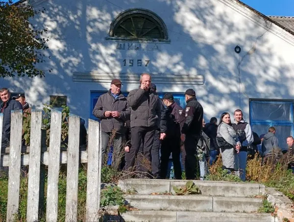 Перехід до ПЦУ церкви Покрови Пресвятої Богородиці не обійшовся без поліції. Джерело: suspilne.media