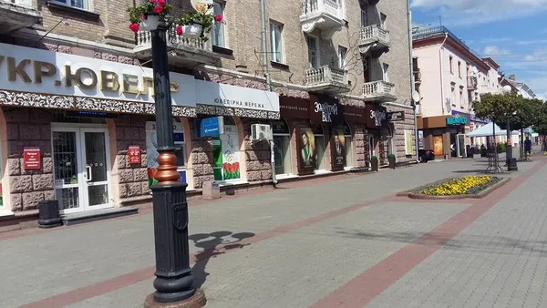 Із центру Луцька зникла лавка «закоханих ліхтарів»