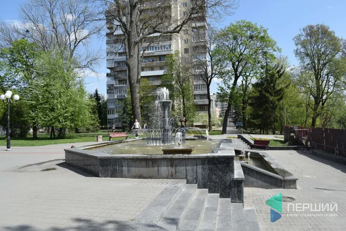 У Луцьку увімкнули фонтани до Великодня (фото)
