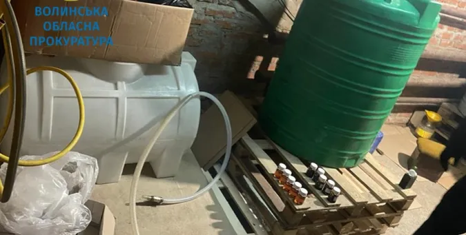 У Луцьку «накрили» підпільний цех із виробництва алкоголю (фото)