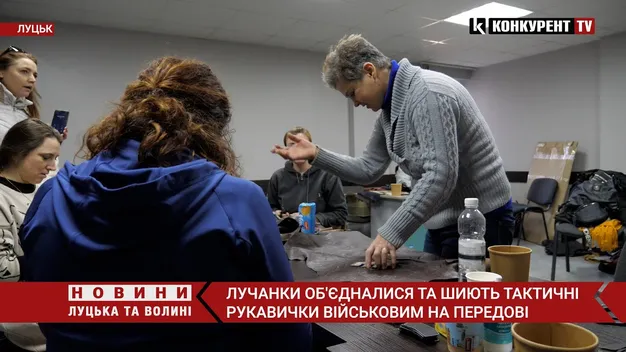 Тактичні рукавиці: у Луцьку жінки шиють додатковий захист на передову (відео)