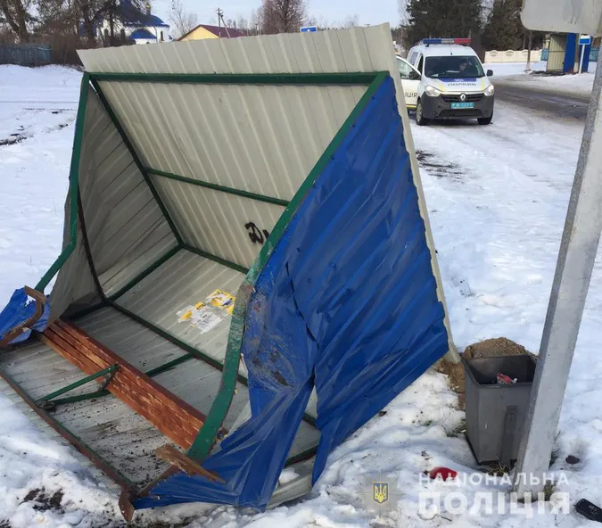 На Волині іномарка «знесла» зупинку громадського транспорту (фото)