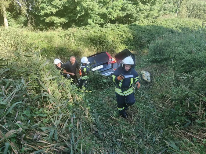 На Ковельщині водій легковика злетів у кювет: працювали рятувальники (фото)