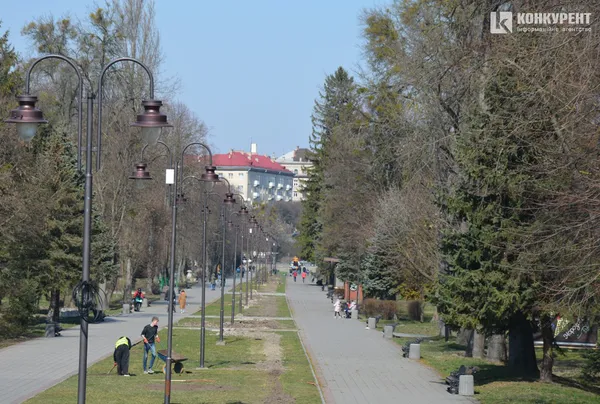 Карантинна весна у Луцьку: маски, черги і малолюдні вулиці (ФОТО)